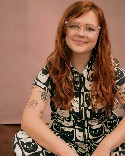 evie plumb full portrait